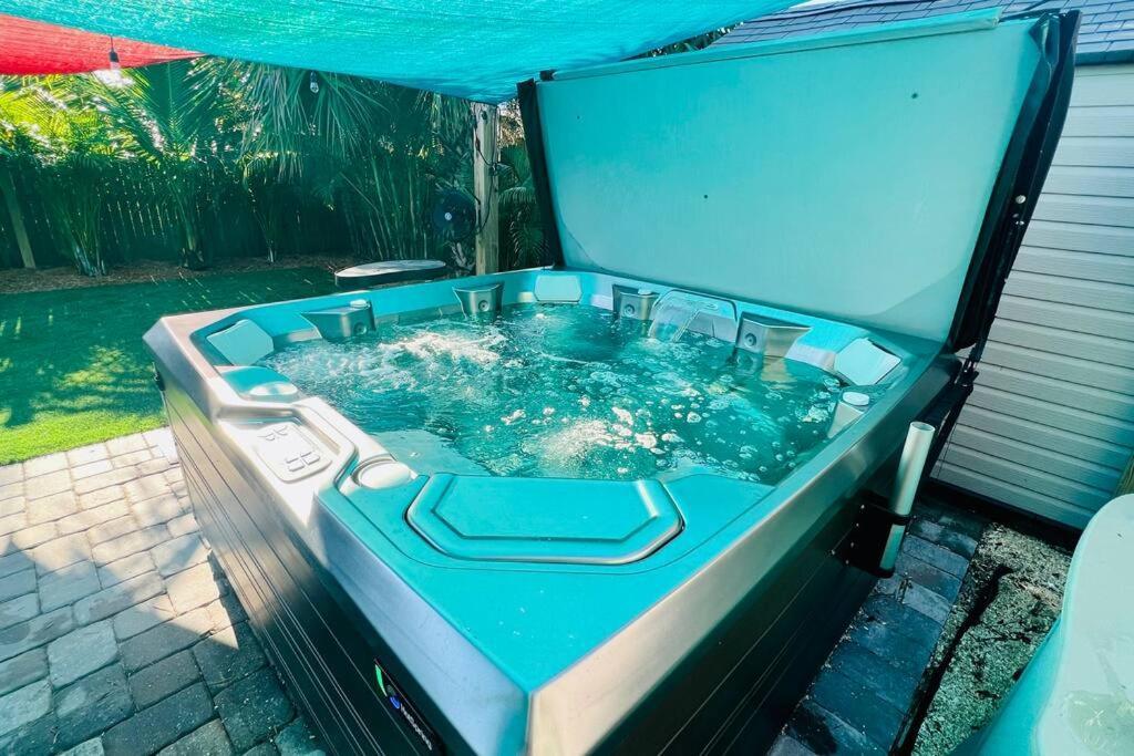 Luxury 2/2 Private Oasis W/Hot Tub Walk To Beach Кейп-Канаверал Экстерьер фото