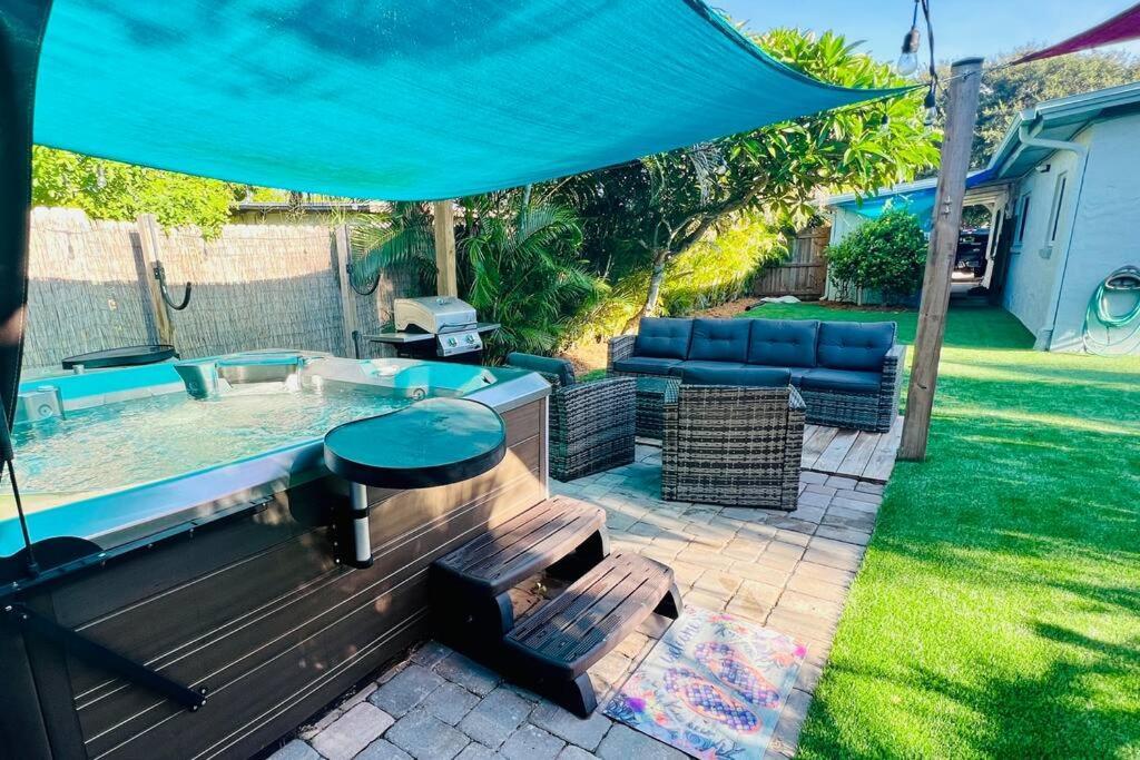 Luxury 2/2 Private Oasis W/Hot Tub Walk To Beach Кейп-Канаверал Экстерьер фото